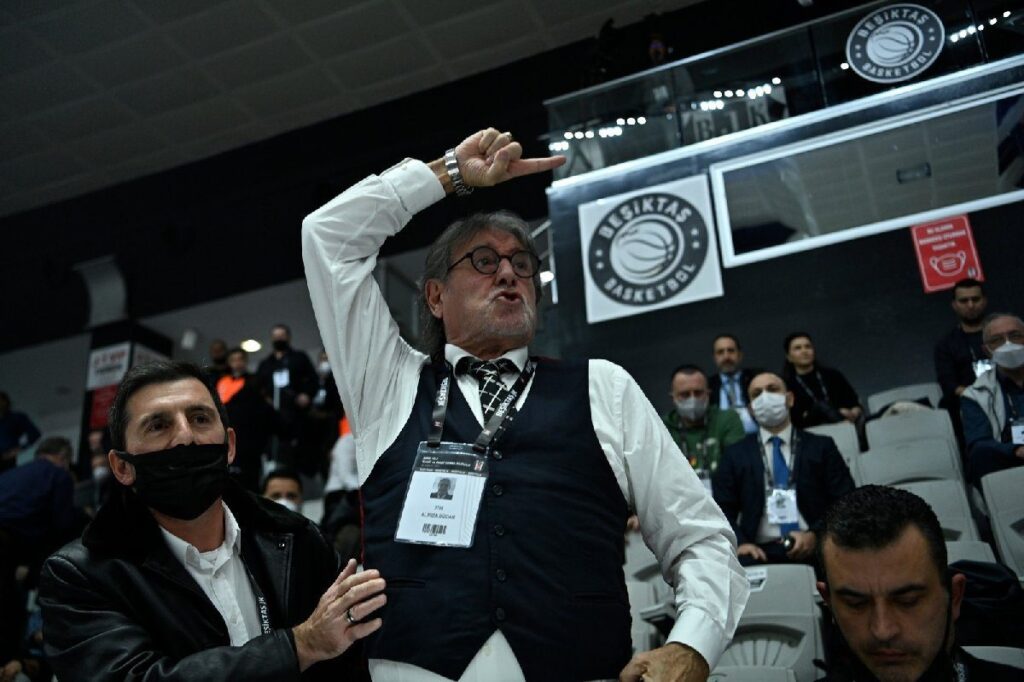 Beşiktaş Kulübünün 2020 olağan idari ve mali genel kurulu sürerken, genel kurulda konuşan üyelerden Ali Rıza Dizdar, yönetim kuruluna yönelik eleştirilerde bulunmasından sonra kendisine saldırıda bulunuldu.